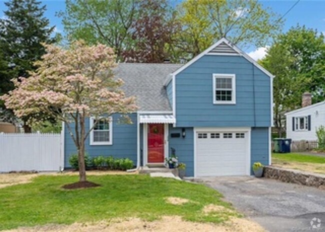 Building Photo - 3 Bedroom Home- Great Location in Darien