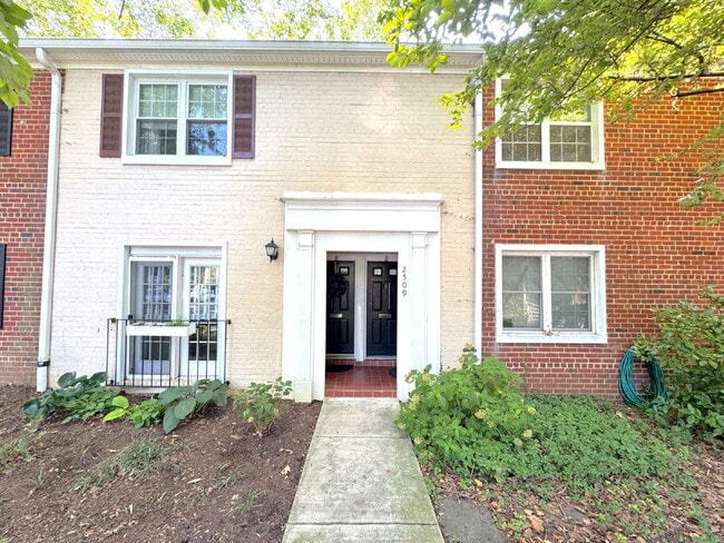 Building Photo - Welcome to this well-maintained top-floor condominium