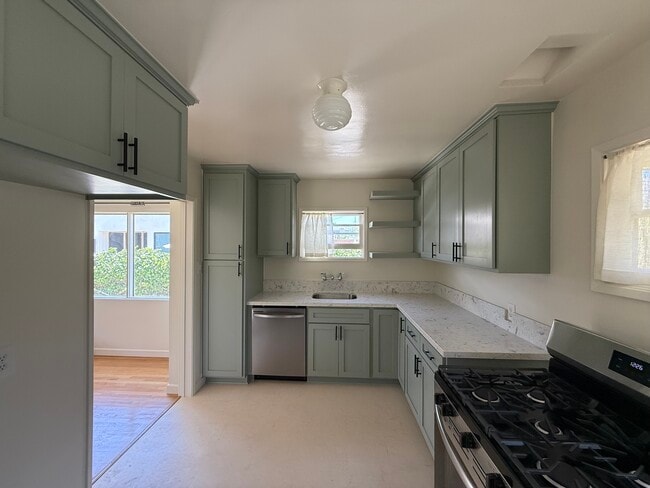 Building Photo - 2630 S West View St Rental