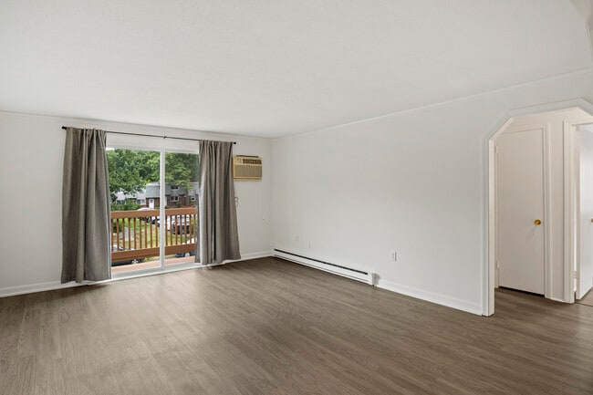 Living room without furniture + balcony - 10 Hazelwood Ave Unit #14