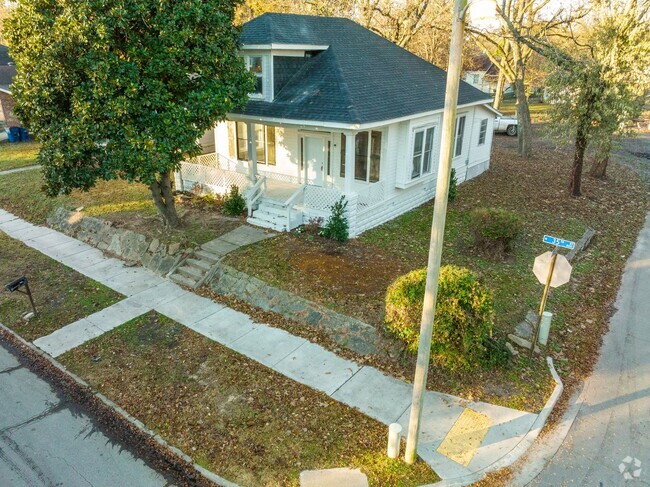 Building Photo - Freshly Updated 3 Bedroom House