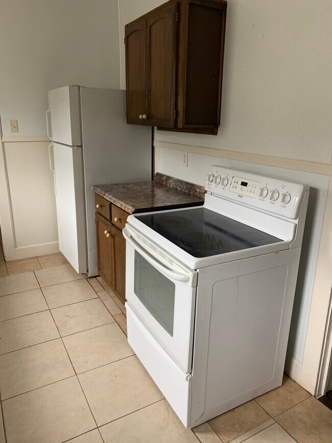 Electric range n refrigerator - 1041 W Kings Hwy Unit 1041 W Kings Hwy