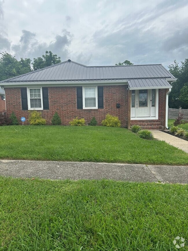 Building Photo - 3 bedroom 1.5 bathroom house