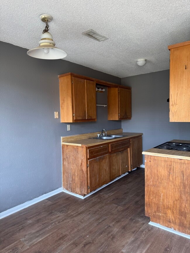 Photo - Russell Street 200-1