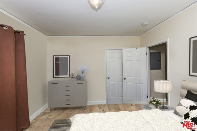 Photo - 921 W 83rd St