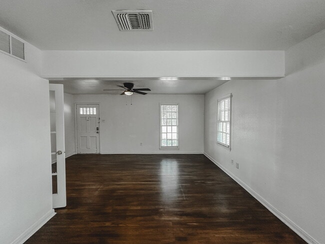 Photo - Cute 2/2 with lots of character!