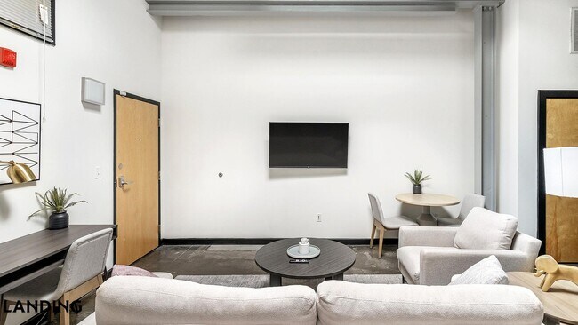 Photo - 700 Everett St Unidad 2148