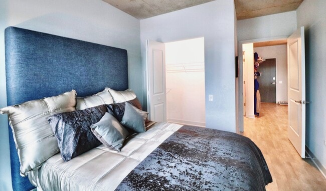 Photo - 1030 W Addison St