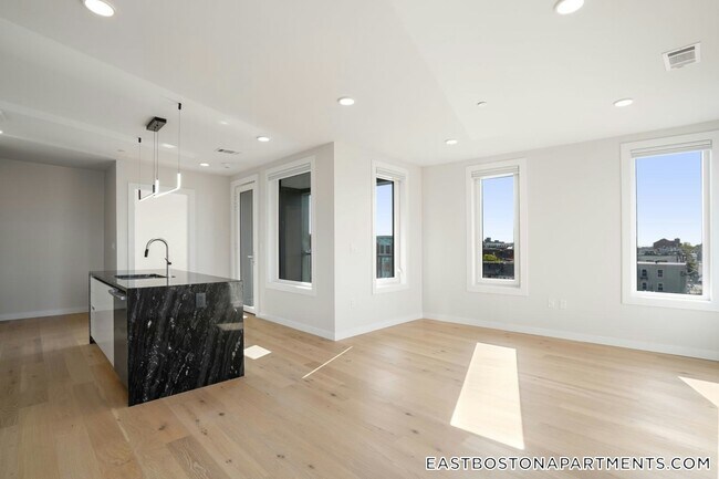 Building Photo - 194 Sumner St Rental