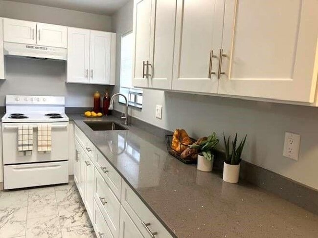 Building Photo - 317 Lake Evelyn Dr