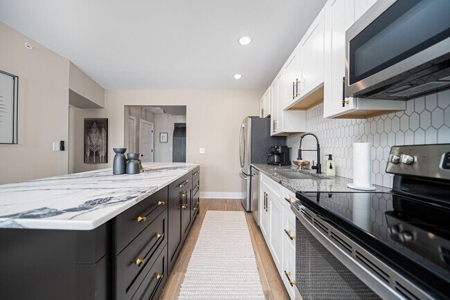 Photo - Fully Furnished 1 Bedroom in the heart of ... Unit 999-306