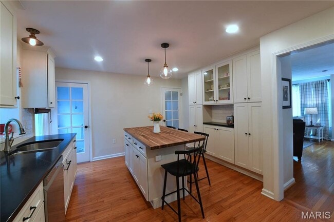 Photo - 342 Greenleaf Dr