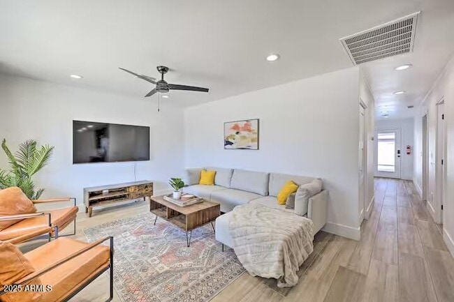 Photo - 310 E Papago Dr