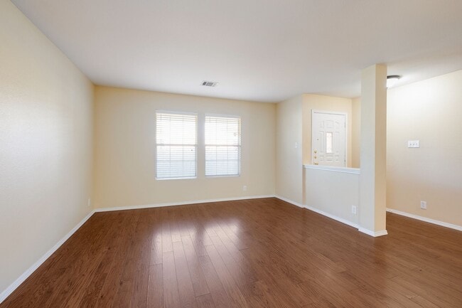 Photo - I month free-Great Neighborhood 4/2.5 in B...