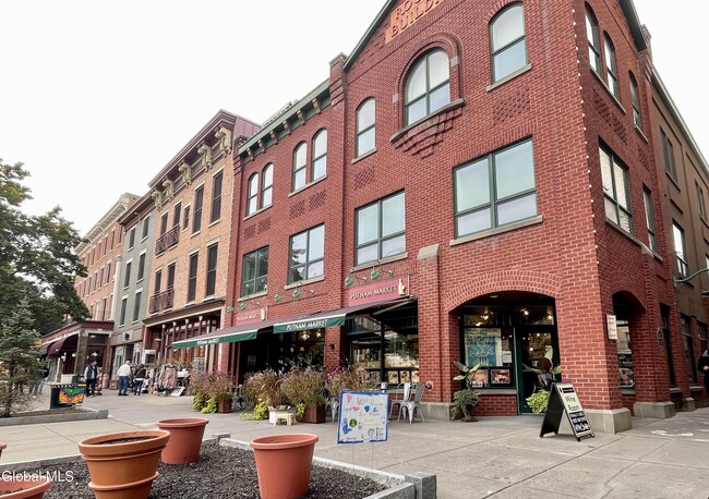 Building Photo - 433 Broadway Unit 3