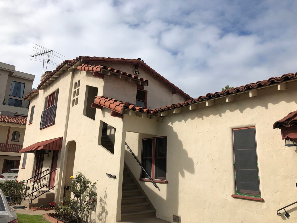 4 units on the property - 1861 Kelton Ave Unit 4