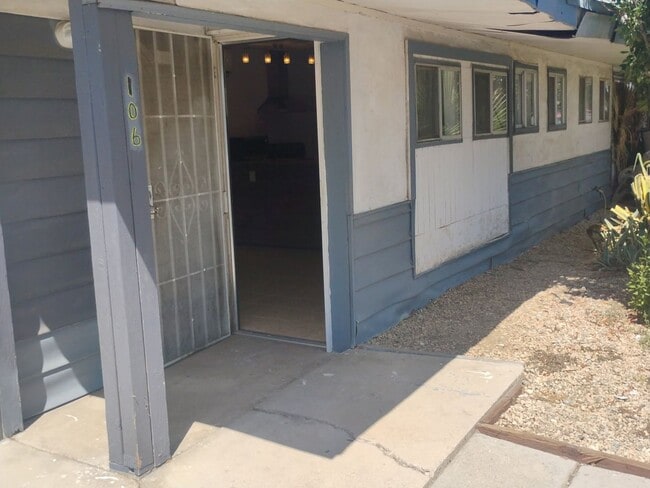 Building Photo - 104-106 1/2 Fishering Dr Unit 106