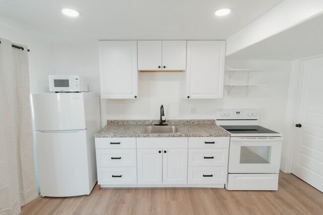 Building Photo - 996 N Freeman Dr