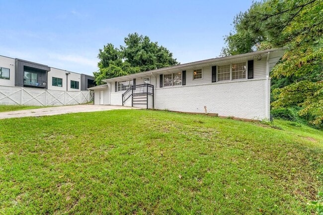 Building Photo - 1131 Custer Ave SE