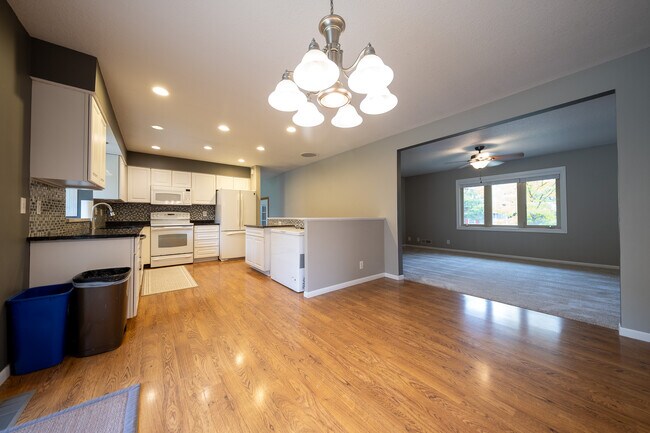 7367 Upper 139th St W