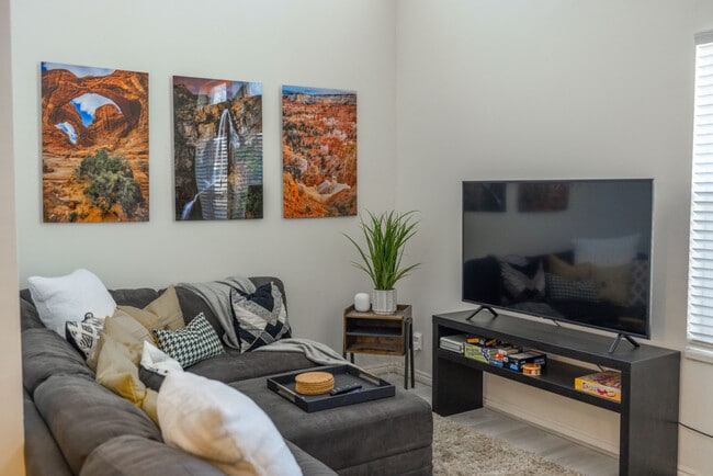 Photo - 924 Lowell Ave S Unidad SI ID1249884P