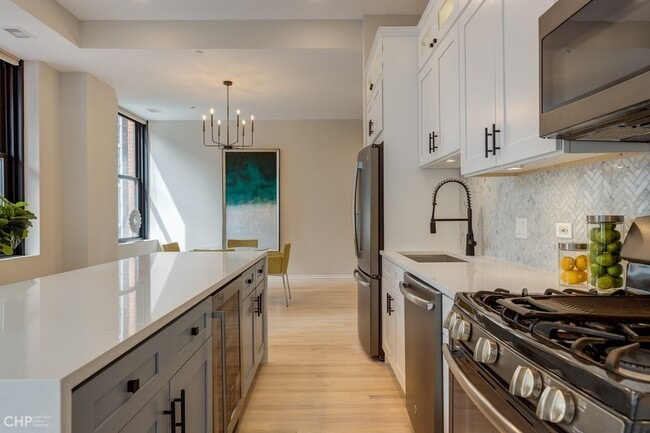 Kitchen + Dining - 208 W Washington St Unit #1411