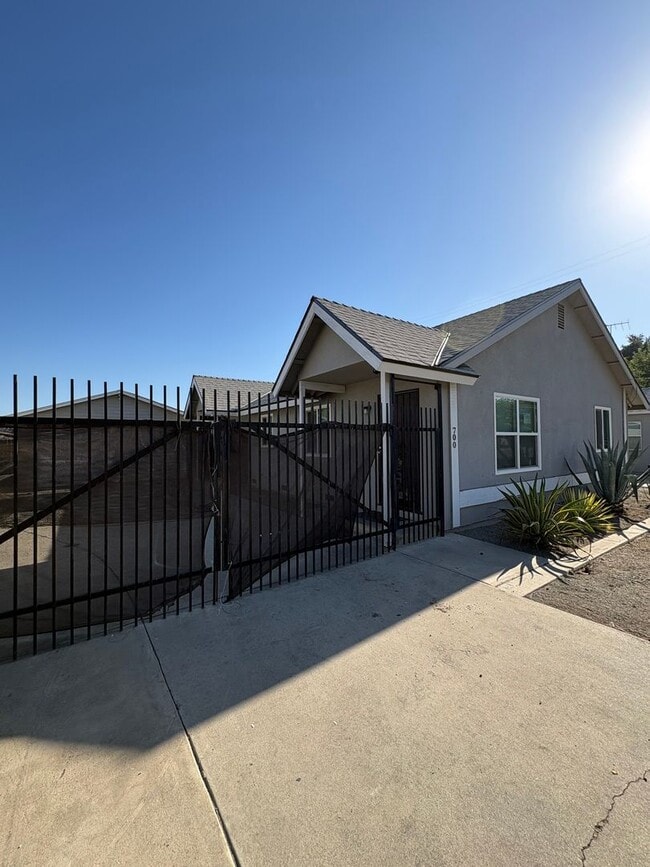 Building Photo - 700-710 E Tulare Ave Unit 700