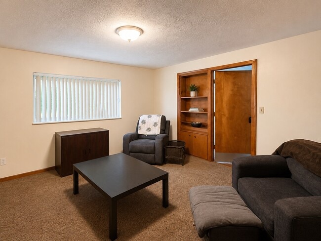 6006 Jaguar Dr W
