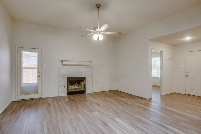 Photo - Spacious 3/2/2 Duplex!