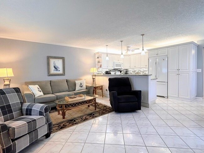 Photo - 200 Horizon W Unit 208