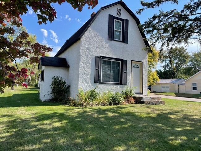 Building Photo - Cozy 3 bedroom, 1 Bathroom Home On Corner ...