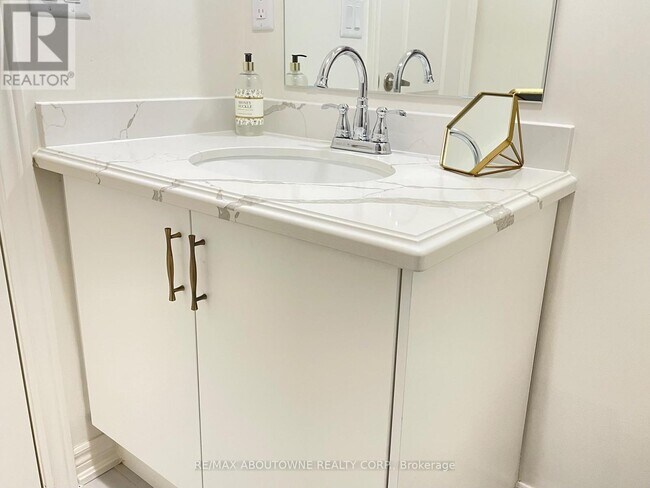 Photo - 533 Dundas St E