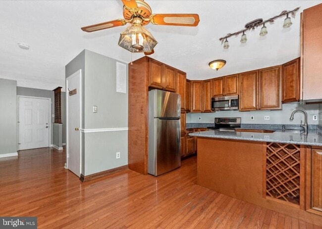 381 W Thornhill Pl