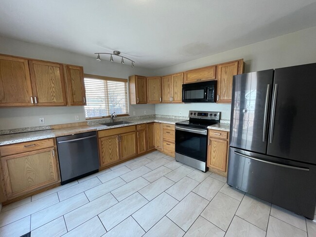 Photo - 2406 Bowen St