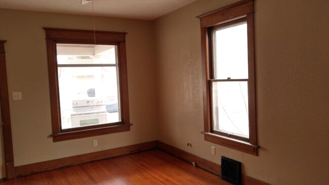 Photo - 145 E 14th St