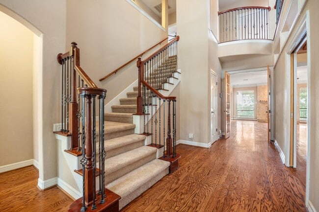 Photo - Spacious 2 Story 5 Bedroom , 4 full bathrooms located in Stone Oak!