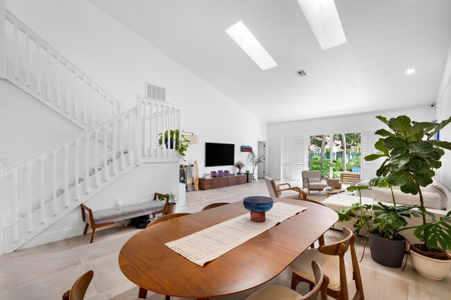 Building Photo - 4117 W Palm Aire Dr Unit B2