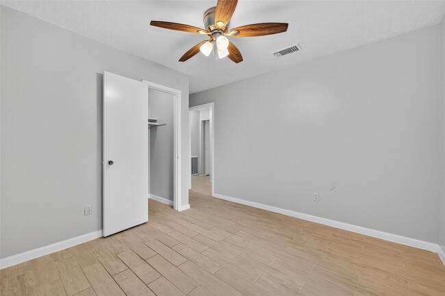 Building Photo - 10414 Gulfstream Ln