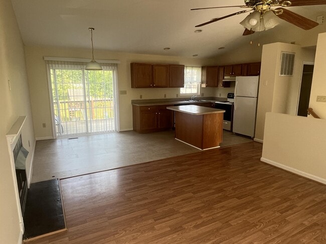 Photo - 402 Bumble Bee Ln