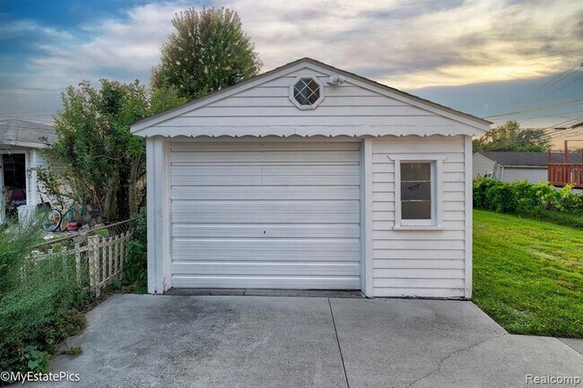 Photo - 6151 Helen St