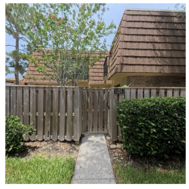 Building Photo - Functional & Charming – 2?Bedroom Townhome with Private Patio Unit 241