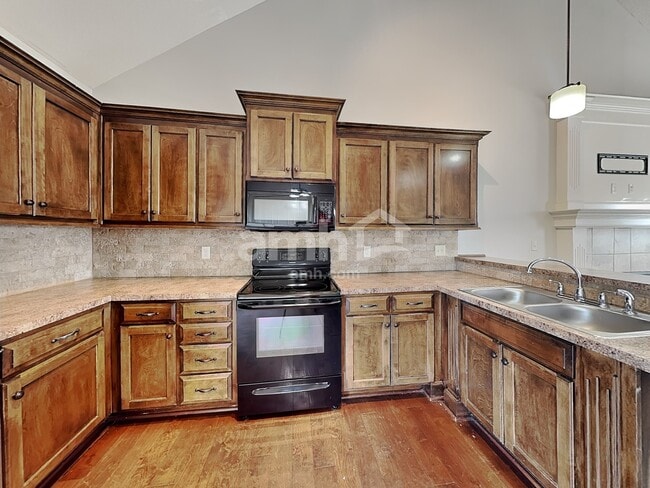 Photo - 115 SW Hanging Garden St