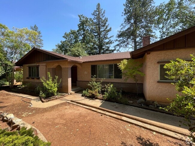 Building Photo - Paradise Oasis-3 bed 2 bath home, Back yar...