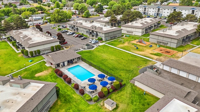 Pool House - Highlander Apartments
