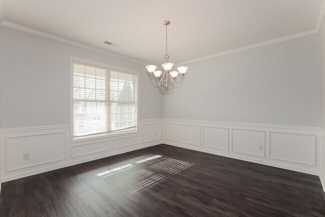 Photo - 825 Westmoreland Ln NE