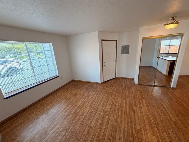 6105 N Regal St Unidad 6105 N Regal St - Unit C