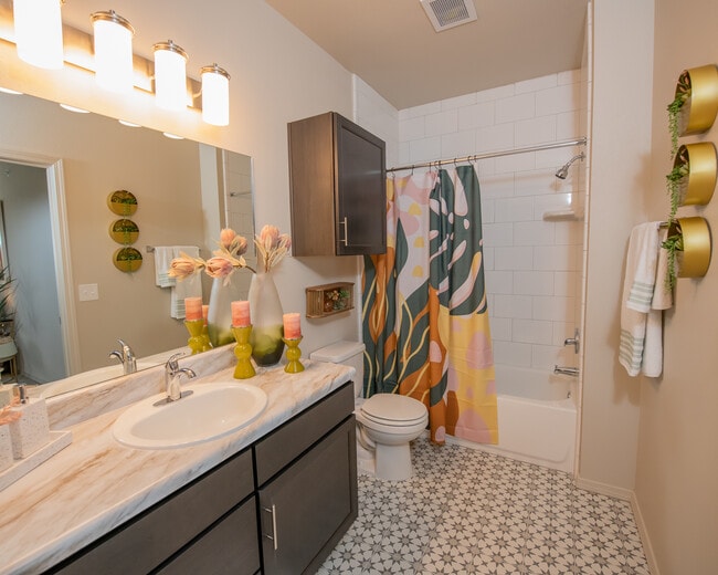 97 North Oak Apartments Kansas City, MO