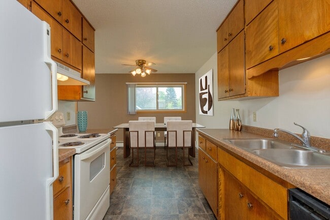 Fargo, ND Country Club Apartments | Kitchen