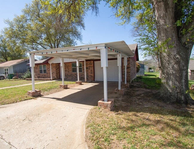 Photo - 203 Schuerenberg St