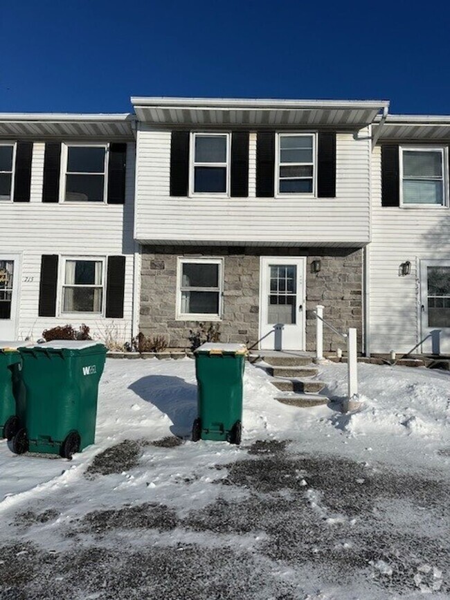 Building Photo - Welcome to this 2 Bedroom 1.5 Bath Townhom... Rental